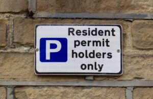 Motoristas que mais pagam por estacionar carros fora de suas casas: alguns cobraram 1 073 GBP anualmente por conselho Um novo estudo revelou onde os motoristas do Reino Unido pagam mais por estacionar seus carros na rua do lado de fora de suas casas, enquanto alguns moradores cobraram mais de 1.000 GBP por ano