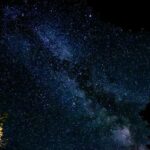 As pessoas estão alinhadas com os telescópios em Narrows Lock, Ontário.