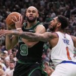 O guarda do Boston Celtics, Derrick White (9), 14 de maio de 2025 na quarta -feira, a segunda rodada da NBA Basketball da segunda rodada da série de playoffs na primeira metade do jogo na primeira metade da guarda do New York Knicks, Cameron Payne (1), entra na cesta.