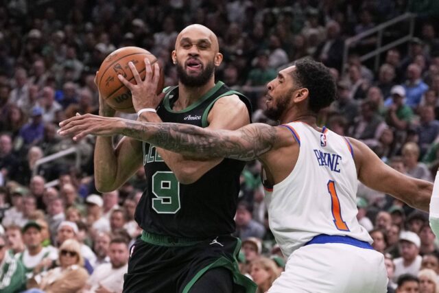 O guarda do Boston Celtics, Derrick White (9), 14 de maio de 2025 na quarta -feira, a segunda rodada da NBA Basketball da segunda rodada da série de playoffs na primeira metade do jogo na primeira metade da guarda do New York Knicks, Cameron Payne (1), entra na cesta.