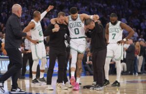 NBA: Jayson Tatum carregou o chão com lesão na perda de Celtics Jayson Tatum Celtics Knicks Game 4 NBA Playoffs