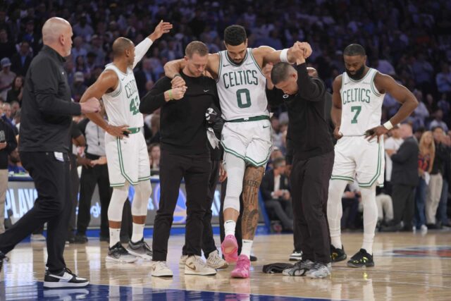 N Tatum (0), New York Knicks em Nova York, os playoffs de basquete da NBA nas semifinais da Conferência Leste da segunda metade do jogo 4 após os feridos.