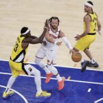 O guarda do New York Knicks, Jalen Brunson (11), a final da Conferência Leste do Basquete da NBA em Nova York, o quarto trimestre da final da Conferência Leste de Basquete da NBA de 29 de maio de 2025, passa a bola contra Pascal Siakam (43) e o Watchman Andrew Nembhard (2).