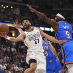 Denver Nuggets, Jamal Murray na frente esquerda, Alex Caruso, de Oklahoma City Thunder Guards, e Lugentz Dort Defend, na quinta -feira, 15 de maio de 2025 em Denver, na primeira metade dos playoffs de basquete da NBA.