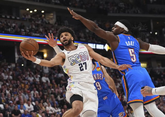 Denver Nuggets, Jamal Murray na frente esquerda, Alex Caruso, de Oklahoma City Thunder Guards, e Lugentz Dort Defend, na quinta -feira, 15 de maio de 2025 em Denver, na primeira metade dos playoffs de basquete da NBA.