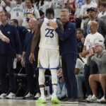 O técnico do Golden State Warriors, Steve Kerr, Draymond Green (23) abraçou, quarta -feira, 14 de maio contra o Minnesota Timberwolves'e NBA Basketball Segunda rodada da segunda rodada da série de playoffs, deixando o jogo fora do jogo.
