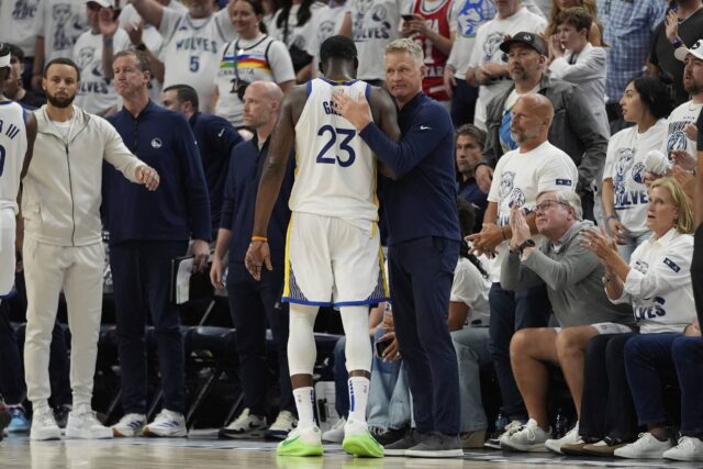 O técnico do Golden State Warriors, Steve Kerr, Draymond Green (23) abraçou, quarta -feira, 14 de maio contra o Minnesota Timberwolves'e NBA Basketball Segunda rodada da segunda rodada da série de playoffs, deixando o jogo fora do jogo.