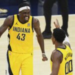 Os Pacers Indian avançaram Pascal Siakam (43) e o guarda Bennedict Mathurin (00) comemora na terça -feira, 27 de maio de 2025 na segunda metade das finais da Conferência Leste dos playoffs de basquete da NBA contra o New York Knicks.