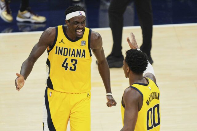 Os Pacers Indian avançaram Pascal Siakam (43) e o guarda Bennedict Mathurin (00) comemora na terça -feira, 27 de maio de 2025 na segunda metade das finais da Conferência Leste dos playoffs de basquete da NBA contra o New York Knicks.