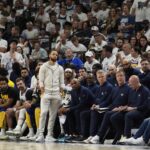 O Golden State Warriors assiste Stephen Curry (30), quarta -feira, 14 de maio de 2025, analisa o Minnesota Timberwolves em Minneapolis, olhando para a série de playoffs da NBA Basketball Second Tour na segunda metade do jogo.