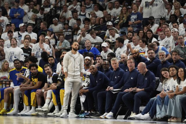 O Golden State Warriors assiste Stephen Curry (30), quarta -feira, 14 de maio de 2025, analisa o Minnesota Timberwolves em Minneapolis, olhando para a série de playoffs da NBA Basketball Second Tour na segunda metade do jogo.