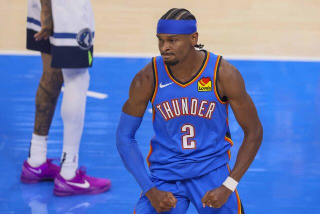O guarda do Oklahoma City Thunder, Shai Gilgeous-Alexander, reagiu na quinta-feira, 22 de maio de 2025, após um jogo contra o Minnesota Timberwolves na primeira metade da série de playoffs da Conferência Oeste do Basquete da NBA.
