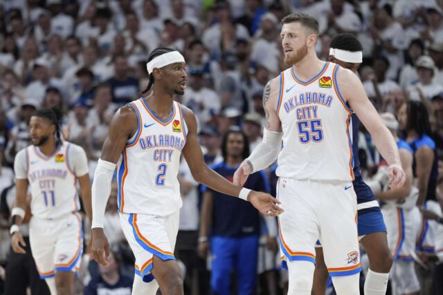 O guarda do Oklahoma City Thunder, Shai Gilgeous-Alexander (2), reage ao centro de Isaiah Hartinstein (55) na segunda metade das 4 partidas das finais da Conferência Oeste dos playoffs de basquete da NBA contra o Minnesota Timberwolves.