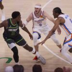 Minnesota Timberwolves Guard Anthony Edwards (5), Conferência Oeste do Basquete da NBA na série de playoffs da Oklahoma City Playoff Série 20 de maio de 2025 na segunda metade do jogo Oklahoma City Thunder Guard Alex Caruso (9) e avançado Jalen Williams (8) por equipe dupla.