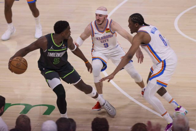 Minnesota Timberwolves Guard Anthony Edwards (5), Conferência Oeste do Basquete da NBA na série de playoffs da Oklahoma City Playoff Série 20 de maio de 2025 na segunda metade do jogo Oklahoma City Thunder Guard Alex Caruso (9) e avançado Jalen Williams (8) por equipe dupla.