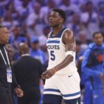 O guarda de Minnesota Timberwolves, Anthony Edwards (5), caminha em campo na primeira metade do 5º jogo das finais da Conferência Oeste dos playoffs de basquete da NBA em Oklahoma City na quarta -feira, 28 de maio de 2025.
