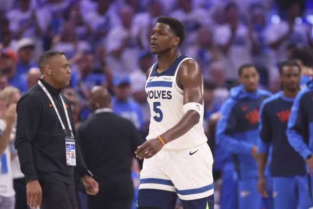 O guarda de Minnesota Timberwolves, Anthony Edwards (5), caminha em campo na primeira metade do 5º jogo das finais da Conferência Oeste dos playoffs de basquete da NBA em Oklahoma City na quarta -feira, 28 de maio de 2025.