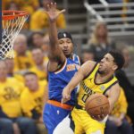 O protetor indiano Pacers Tyrese Haliburton (0) passou pelo New York Knicks Watch Miles McBride na segunda metade da 4ª metade das finais da Conferência Leste dos playoffs de basquete da NBA.