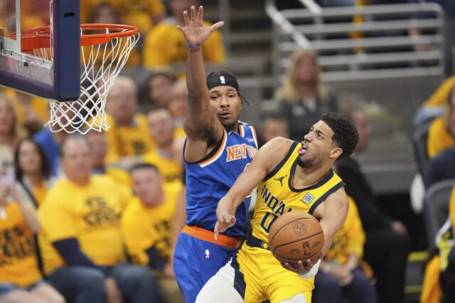 O protetor indiano Pacers Tyrese Haliburton (0) passou pelo New York Knicks Watch Miles McBride na segunda metade da 4ª metade das finais da Conferência Leste dos playoffs de basquete da NBA.