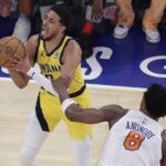 O guarda do Indiana Pacers, Tyrese Haliburton (0), foi suja pelo New York Knicks Advanced OG Anunoby (8) no primeiro trimestre do 5º jogo da final da Conferência Leste de Basquete da NBA em Nova York.