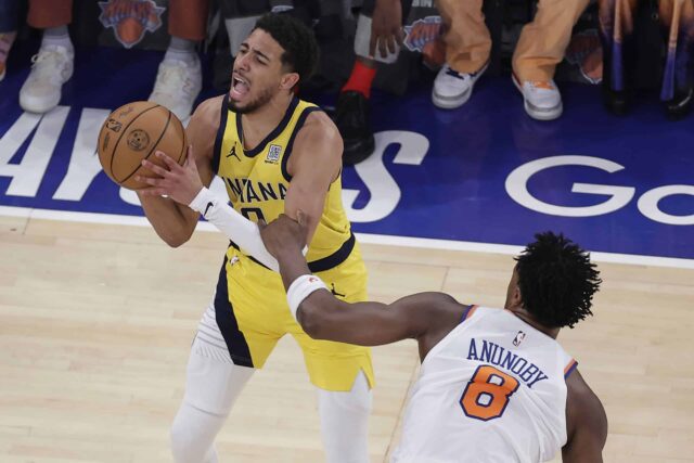 O guarda do Indiana Pacers, Tyrese Haliburton (0), foi suja pelo New York Knicks Advanced OG Anunoby (8) no primeiro trimestre do 5º jogo da final da Conferência Leste de Basquete da NBA em Nova York.
