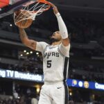 San Antonio Spurs Guards Stephon Castle entra na bola contra o Denver Nuggets na segunda metade da partida de basquete da NBA em Denver na quarta -feira, 2 de abril de 2025.