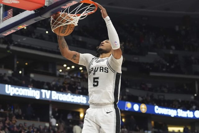 San Antonio Spurs Guards Stephon Castle entra na bola contra o Denver Nuggets na segunda metade da partida de basquete da NBA em Denver na quarta -feira, 2 de abril de 2025.