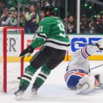 Dallas Stars Center Mikael Granlund, 64 anos, comemora um gol com os colegas de equipe Jason Robertson (21) e Mason Marcment durante o terceiro período na 1 Conferência da Conferência Oeste do Oeste nos playoffs da NHL Hockey Stanley Cup contra o Edmonton Oiler, quarta -feira, 21 de maio de 2025, em Dallas. (AP Photo/LM Odoro)