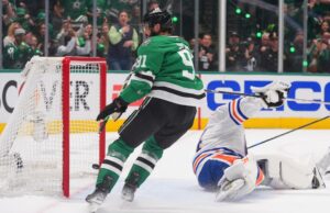 NHL: as estrelas marcam 3 gols de PP por 5 1/2 minuto no 3º, Rally para vencer o Oilers por 6-3 no jogo 1 Dallas Stars Center Mikael Granlund, 64 anos, comemora um gol com os colegas de equipe Jason Robertson (21) e Mason Marcment durante o terceiro período na 1 Conferência da Conferência Oeste do Oeste nos playoffs da NHL Hockey Stanley Cup contra o Edmonton Oiler, quarta -feira, 21 de maio de 2025, em Dallas. (AP Photo/LM Odoro)
