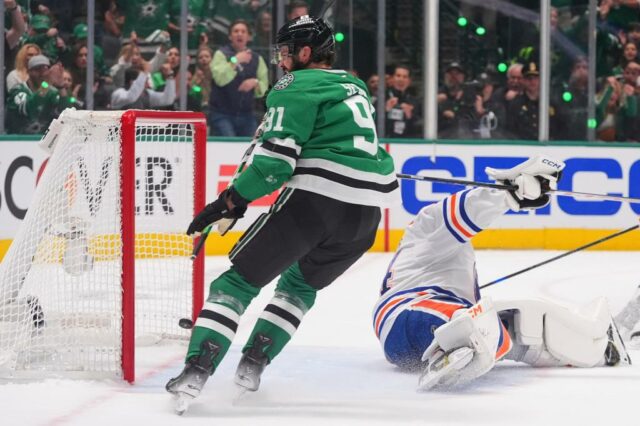 Dallas Stars Center Mikael Granlund, 64 anos, comemora um gol com os colegas de equipe Jason Robertson (21) e Mason Marcment durante o terceiro período na 1 Conferência da Conferência Oeste do Oeste nos playoffs da NHL Hockey Stanley Cup contra o Edmonton Oiler, quarta -feira, 21 de maio de 2025, em Dallas. (AP Photo/LM Odoro)