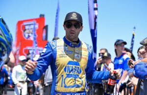 Nas fotos, Chase Elliott é visto sob uma luz totalmente diferente ao aceitar o prêmio ACMA. fechar