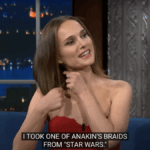 Natalie Portman diz a Stephen Colbert o que ela roubou dos conjuntos de filmes