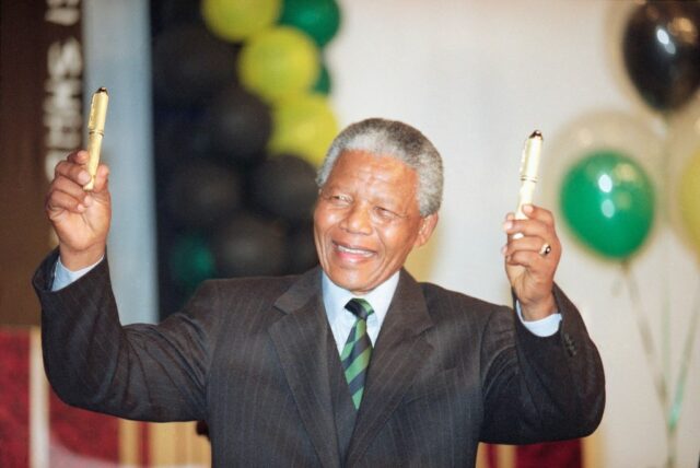 Nelson Mandela vence a eleição em 2 de maio



