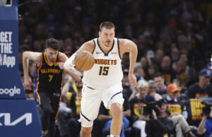 Nikola Jokic Chilling no bar, depois de atormentar cruelmente Thunder. fechar