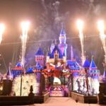 Na quarta -feira, 14 de maio, 14 de maio de 2025, um desfile noturno passa por um pequeno mundo na Disneylândia, Anaheim, Califórnia. A Disneylândia comemora o 70º aniversário de 16 de maio de 2025 até o verão de 2026. (Foto Jeff Gritchen, Orange County Register/Scng)