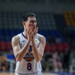 Robert Bolick, do Nlex Road Warriors, contra o Barangay Ginebra durante um jogo da PBA Philippine Cup.