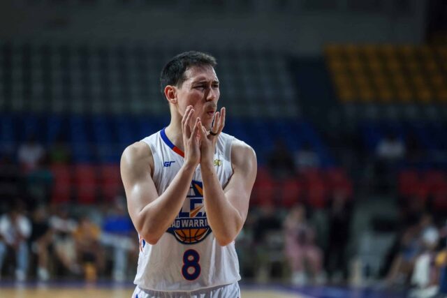 Robert Bolick, do Nlex Road Warriors, contra o Barangay Ginebra durante um jogo da PBA Philippine Cup.