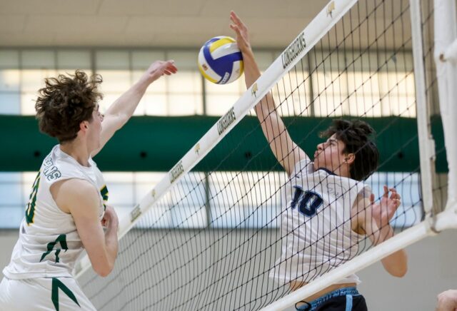 No quarto encontro entre San Jose Rivals, Branham vence três Pavel Znentarovsky (10), de Branham, bloqueia a bola contra Cooper Smith (10) de Leigh durante as semifinais das regiões regionais Norac III na Leigh High School, em San Joseu, Califórnia, na quinta -feira, 2 de maio de 2025 (Grupo de Notícias Hammond/Bay Area)