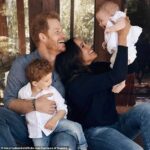 Meghan Markle e o príncipe Harry decidiram manter Archie e Lilibet fora de atenção de se mudarem para os EUA. Aqui estão no cartão de Natal da família em 2021