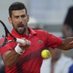 Novak Djokovic, da Sérvia, retorna a Corentin Moulete da França, na segunda rodada do Tennis French Tennis Open, no Roland-Garros Stadium, em Paris, em 29 de maio de 2025.