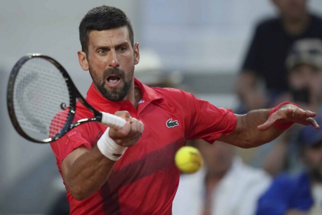 Novak Djokovic, da Sérvia, retorna a Corentin Moulete da França, na segunda rodada do Tennis French Tennis Open, no Roland-Garros Stadium, em Paris, em 29 de maio de 2025.