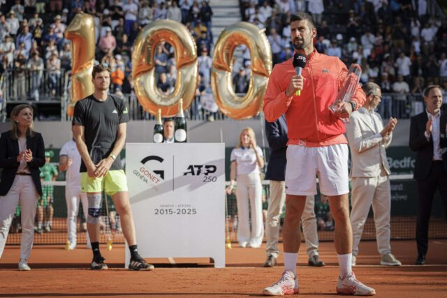 Novak Djokovic ganhou o 100º título ATP com a vitória Novak Djokovic, da Sérvia, celebra a vitória dos singles masculinos contra Hubert Hurkacz contra a Polônia no torneio de tênis Open ATP 250 Genebra Open em Genebra em 24 de maio de 2025.