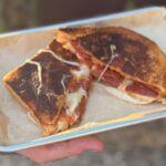 Torrada de abacate em café com abacaxi em Walnut Creek, agora abre e serve alimentos tropicais, como pudim de banana, torradas de abacate e tigelas de açaí (fotografia do Alaedda Mysticogle).