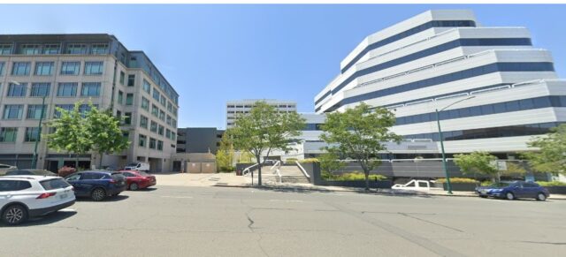 Um dos edifícios no centro de Ygnacio, um complexo de escritórios com endereços 2001 e 2033. The North Main Street e Boulevard North California 1990 no centro de Walnut Creek. (Google Maps)