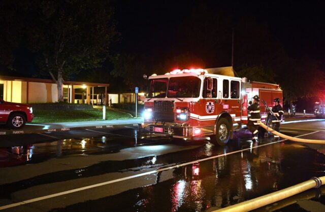 O Departamento de Bombeiros de Alameda aborda o navio que O Departamento de Bombeiros de Alameda aborda o navio que afundava no Uga Oakland