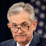 O Federal Reserve mantém a taxa -chave no mesmo nível, mas alerta sobre o risco de que os preços subam e possa haver um aumento no desemprego.