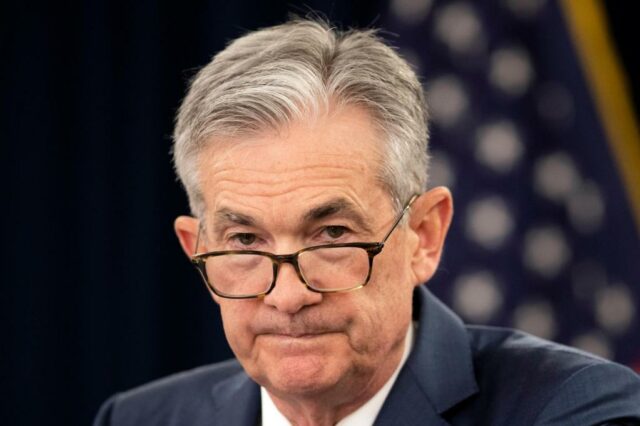 O Federal Reserve mantém a taxa -chave no mesmo nível, mas alerta sobre o risco de que os preços subam e possa haver um aumento no desemprego.



