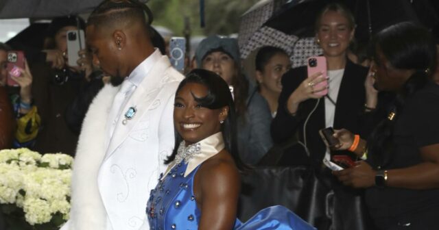 O 'Furious Hotel Crasher' no Met Gala era na verdade um estilista famoso. É curioso como as coisas funcionam.



