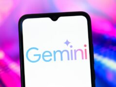 Agora você pode transferir seus bate-papos e informações pessoais de outros chatbots diretamente para o Gemini The Google Gemini AI logo is seen displayed on a smartphone screen.