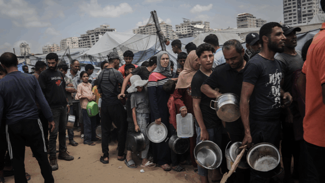 O Hamas enfrenta a "legitimidade da crise" quando os Gazans desesperados estão migrando para os centros de ajuda dos EUA apoiados nos EUA

